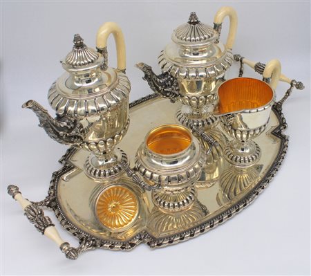 Servizio di quattro pezzi in argento con vassoiio - A silver four pieces service with tray