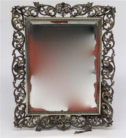 Specchiera con cornice in argento - A mirror with silver frame