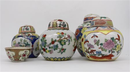 Lotto di cinque potiche e una piccola ciotola in porcellana  - A set of five vases and a small bowl in porcelain