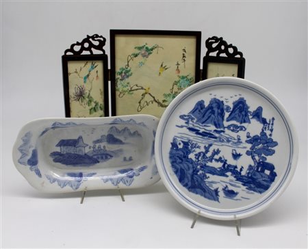 Un paravento da tavolo e due piatti in porcellana - A table screen and two dishes, in porcelain