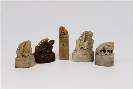 Lotto di tre figure , un sigillo e un animale fantastico in pietra saponaria - Lot of three figures , a seal and a fantastic animal in soapstone