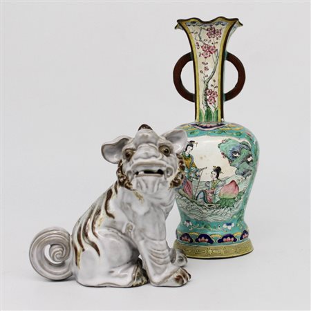 Un vaso in metallo smaltato e un  cane di Pho in porcellana - An enameled metal vase and a porcelain Pho dog