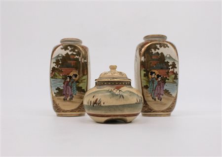 Coppia di vasi e un brucia profumi in porcellana Satzuma -A pair of vases and a perfume burner , in Satzuma porcelain