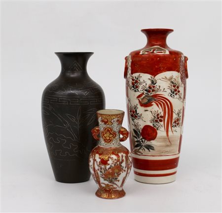 Un vaso in bronzo e due vasi in porcellana Kutani - A bronze vase and two Kutani porcelain vases