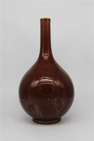 Vaso a bottiglia in porcellana sangue di bue - An oxblood porcelain bottle vase