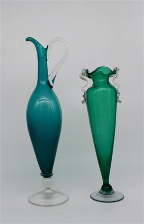 Un versatoio e un vaso - A spout and a vase, in colored glass