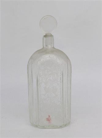 Una antica bottiglia in vetro decorato - An ancient decorated glass bottle