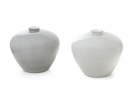 Murano, vasi in vetro lattimo