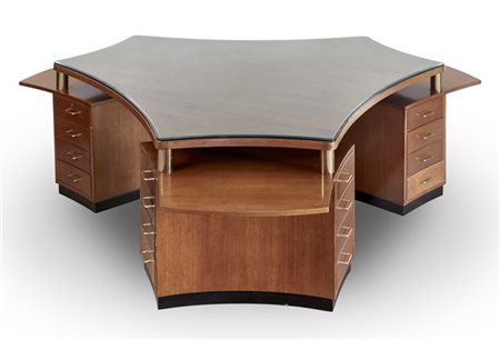 Scrivania da centro. Milano, anni '70. Legno massello, impiallacciato e bordato