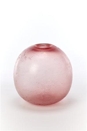Carlo Scarpa Vaso sferico in vetro soffiato rubino, corroso e iridato sulla supe