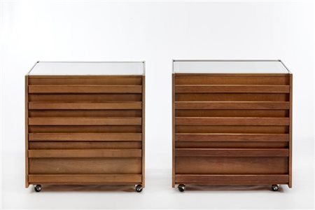 Coppia di cassettiere/espositori in legno di noce massello e impiallacciato su