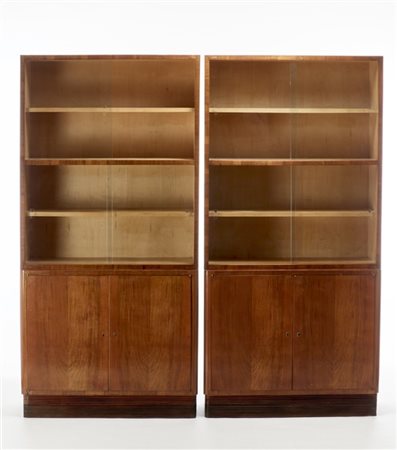 Coppia di librerie in legno impiallacciato con parte superiore con ripiani e an