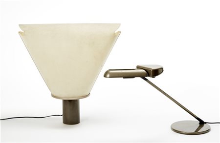 Arteluce Lotto composto da due lampade da tavolo in metallo laccato grigio e par