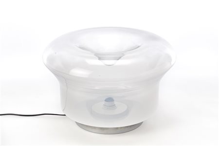 Lamperti Lampada da tavolo. Como, anni '70. Base in acciaio cromato, diffusore a