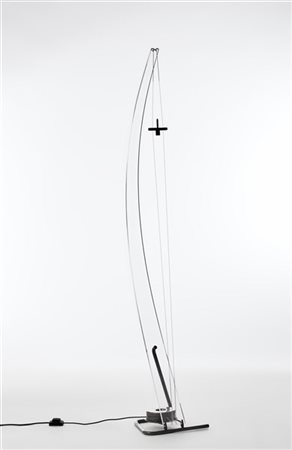 Pollux Lampada da terra. Italia, anni '80. Tenditori in acciaio, fusto in plexig