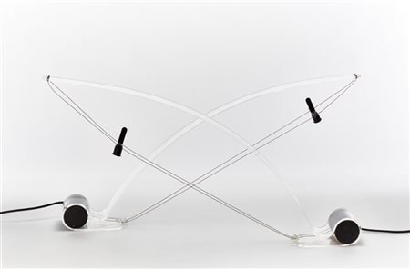 Pollux Coppia di lampade da tavolo. Italia, anni '80. Tenditori in acciaio, fust