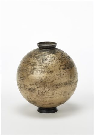 Renzo Burchiellaro Vaso globulare. Italia, anni '60. Alluminio sbalzato e spazzo