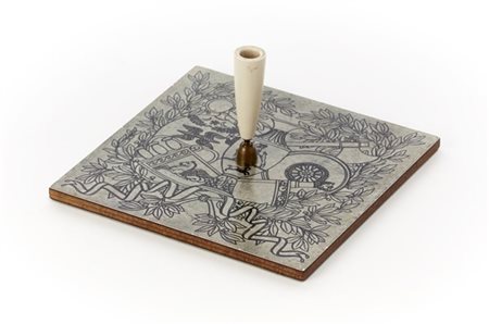 Piero Fornasetti Coperchio per stiloforo. Milano, anni '60. Litografia su legno.