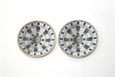 Atelier Fornasetti Coppia di piatti della serie "Architettura". Milano, anni 200