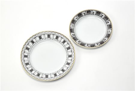 Rosenthal su licenza Fornasetti Lotto composto da un piatto piano e un piattino