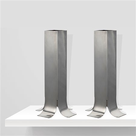 Lino Sabattini (2)Italia, anni 7031x16x16 cm.coppia di vasi in metallo...