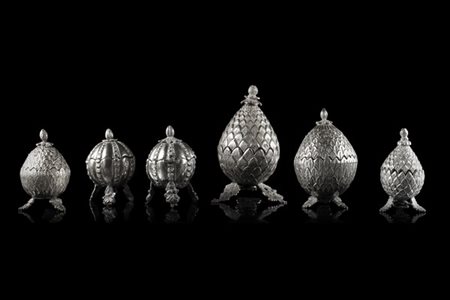 Gruppo di sei contenitori in argento a forma di pigna stilizzata (g 540 ca.) (d