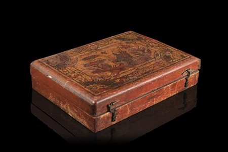 Scatola porta fiches in legno laccato rosso decorato a chinoiserie. Interno con