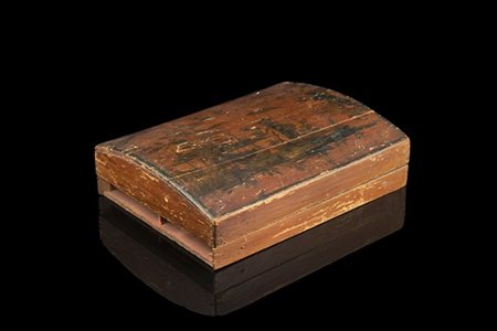 Scatola porta fiches in legno laccato rosso decorato a chinoiserie. Interno con