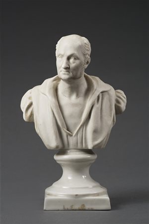 Busto maschile in biscuit su base a plinto in porcellana bianca. Secolo XIX (h.