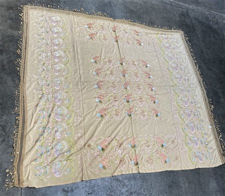 Copriletto in seta cannetille color crema, ricamato in seta a punto lanciato co