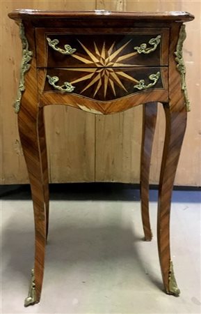 Comodino da centro a due cassetti decorati con motivi a stella. Guarnizioni in