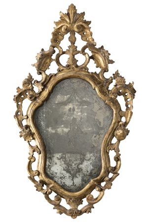 Specchiera di forma mossa in legno scolpito e dorato, fregi intagliati e trafor