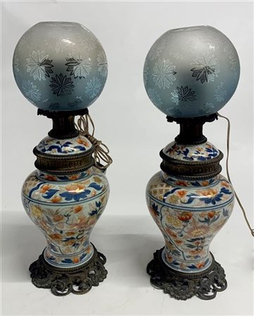 Coppia di lampade ad olio a decoro Imari, montatura in metallo dorato, paralume