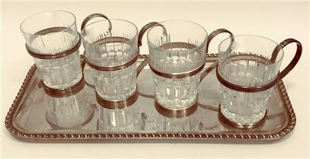 Lotto composto da un vassoietto e quattro portabicchieri in argento. Titolo 800