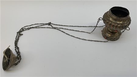 Antico turibolo in rame argentato decorato con cabochon a finto corallo (h. cm