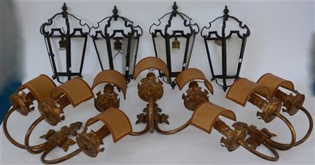 Lotto composto da quattro appliques ad una luce in ferro battuto a forma di lan