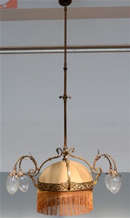 Lampadario a cinque fiamme con struttura in metallo dorato e traforato (h. cm 2