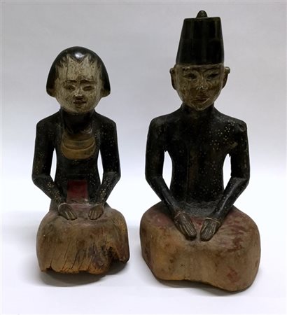 Manifattura indonesiana, secolo XIX/XX Gruppo di due figure in legno policromo