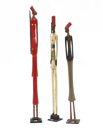 Gruppo di tre sculture in legno laccato raffigurante soldati (h. cm 110)