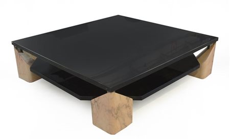 Tavolo da salotto in legno laccato nero e gambe in marmo rosa. Italia, secolo X