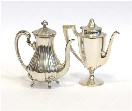 Lotto composto da una caffettiera in argento, argentiere Genazzi, e una a corpo