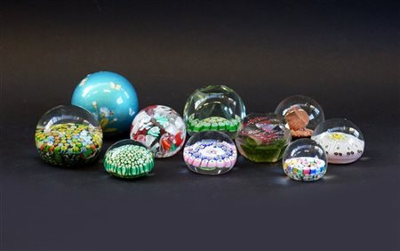 Cartone contenente dieci presse-papiers in vetro e materiali diversi (lievi dif