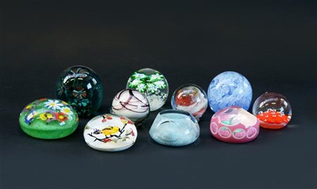 Cartone contenente dieci presse-papiers in vetro e materiali diversi (lievi dif