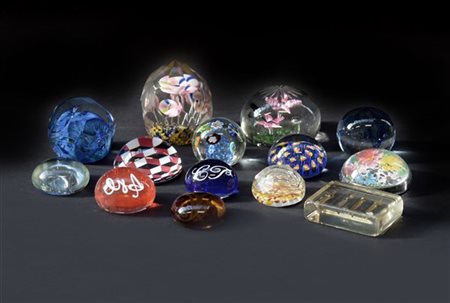 Cartone contenente numerosi presse papiers di diverso decoro, alcuni firmati (l