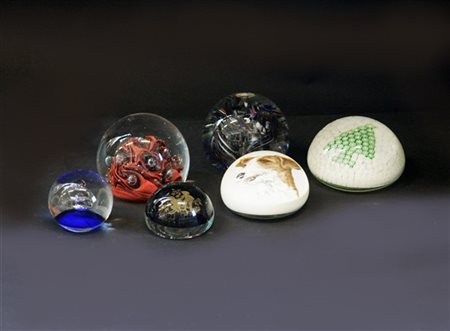 Gruppo di sei presse-papiers di manifatture diverse (lievi difetti)