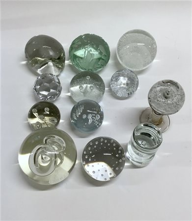 Cartone contenente dodici presse-papiers in vetro incolore di manifatture diver