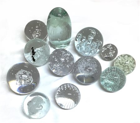 Lotto composto da dodici presse-papiers in vetro incolore di diversa fattura, a