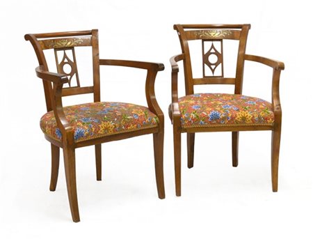 Coppia di poltrone con schienale e bracciali mossi, fascia intarsiata a volatil