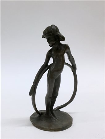 Scultura in bronzo raffigurante bambina con cerchio (h cm 18)