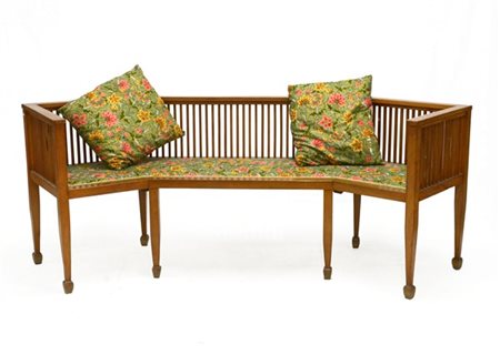 Divano di forma sagomata con schienale a listelli e gambe rastremate. Secolo XI